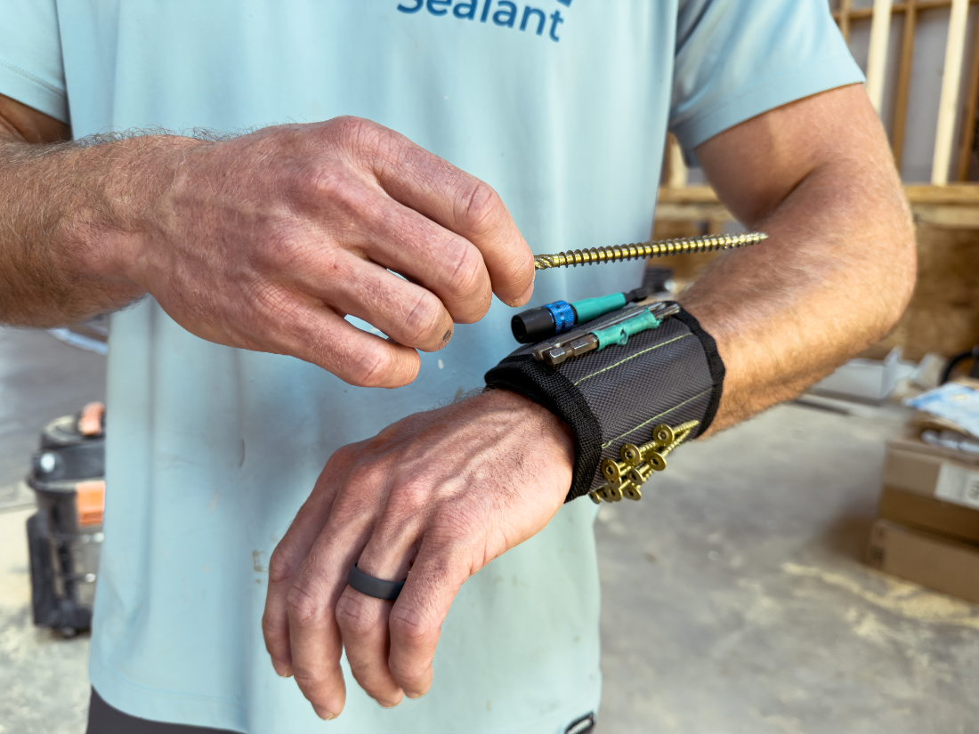 Loading a screw onto the magnetic band